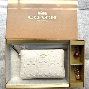 NEW Coach Corner Zip Wristlet Signature EMBOSED Leather, Gift boxed w/Charms